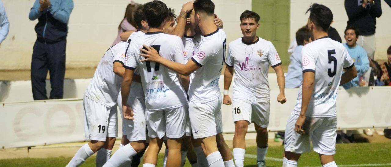 Los jugadores del Pozoblanco celebran un gol ante el Sevilla C en el Municipal.