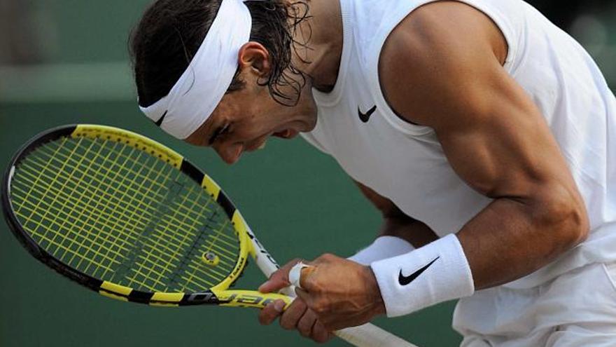 Rafel Nadal celebra uno de sus golpes ganadores en su final triunfal de ayer en Wimbledon, disputada ante Roger Federer.