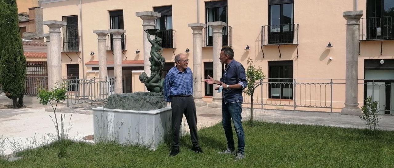 Manuel Figueruelo (derecha) y Saturnino García conversan en el jardín del palacio reconvertido en residencia para enfermos con demencia. | M. J. C.