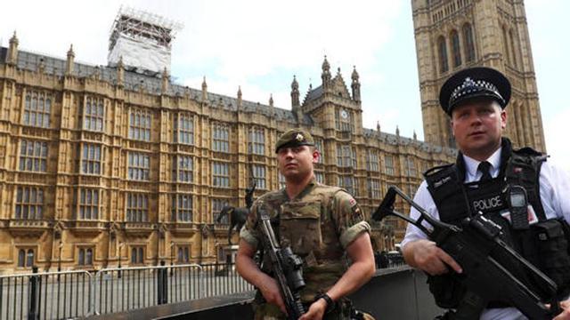 Un policía y un soldado, ante el Parlamento.