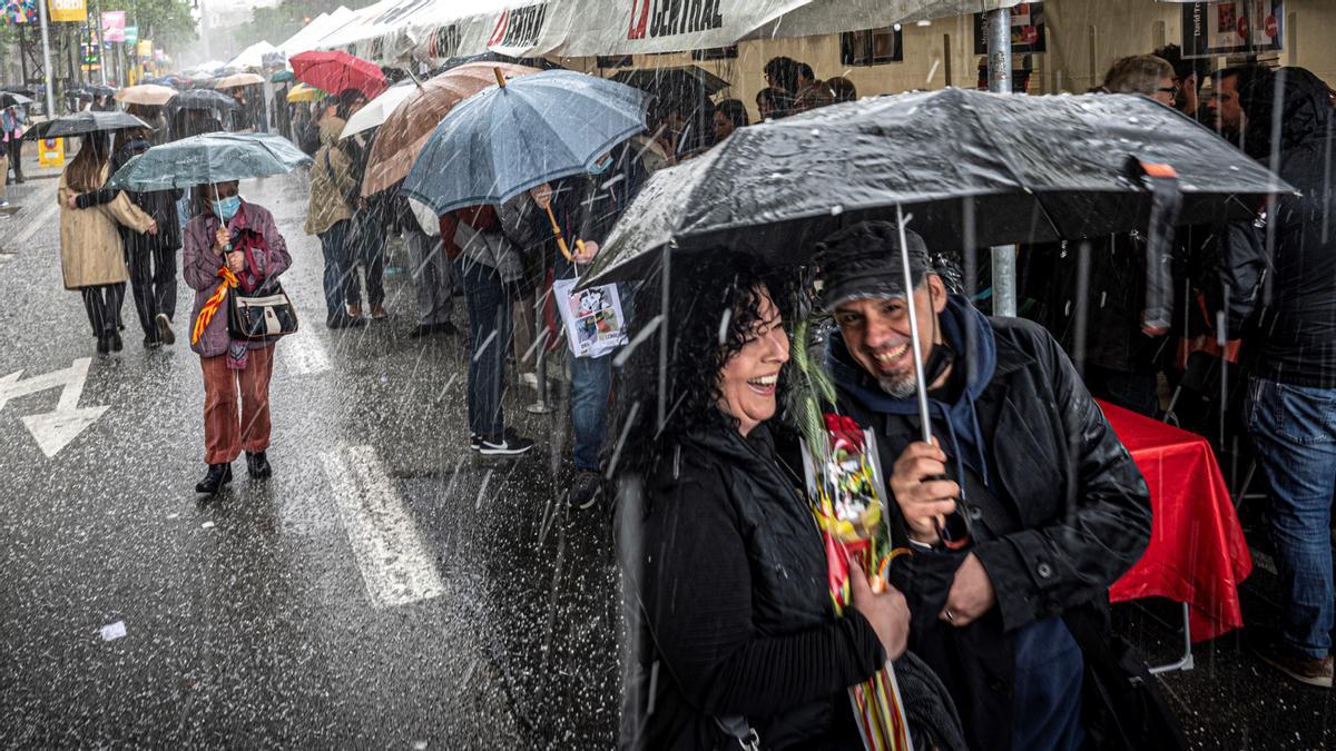 Primera granizada del último día de Sant Jordi en el paseo de Gràcia.