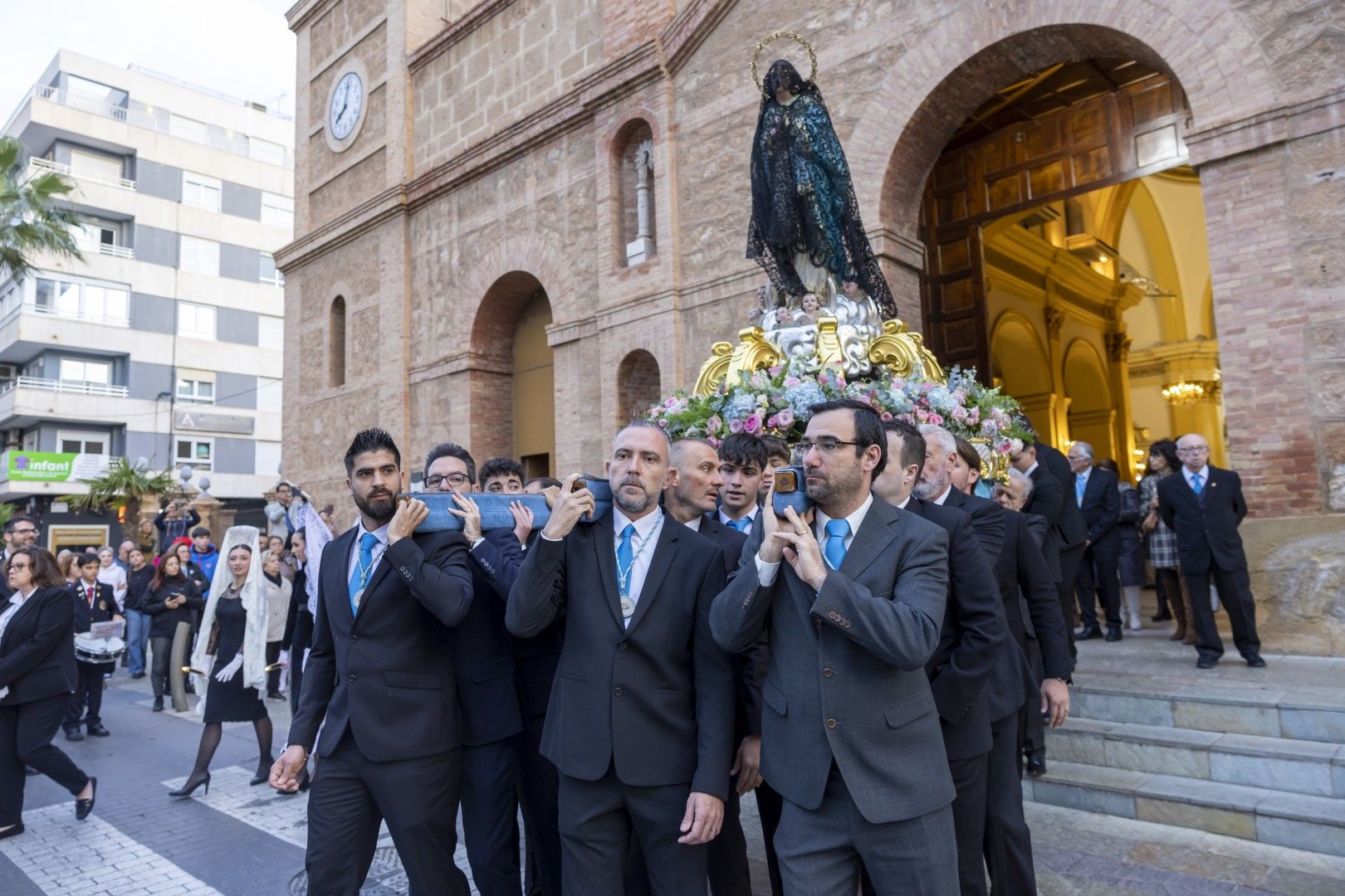 Emotivo Encuentro del Domingo de Resurrección en Torrevieja