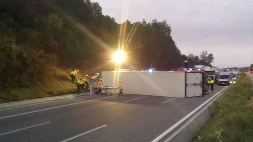 Ferit greu el conductor d&#039;un camió que ha bolcat a l&#039;AP-7 a Viladasens