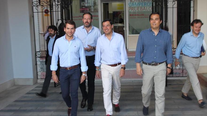Juanma Moreno respalda la renovación de la junta local, liderada por el alcalde