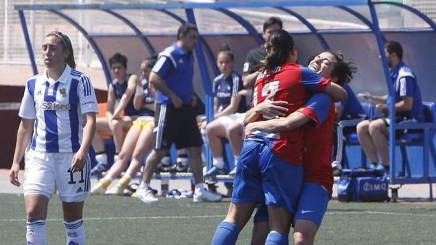 Charlyn y Alba celebran un gol