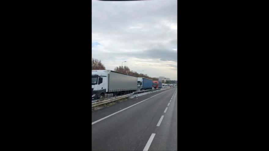 El bloqueo de las carreteras francesas atrapa a cientos de camioneros de la Región