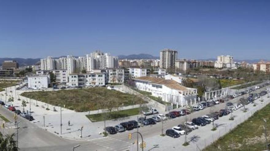 Panorámica de la primera y segunda línea de Nou Llevant, con la mayor parte de los solares sin construir.