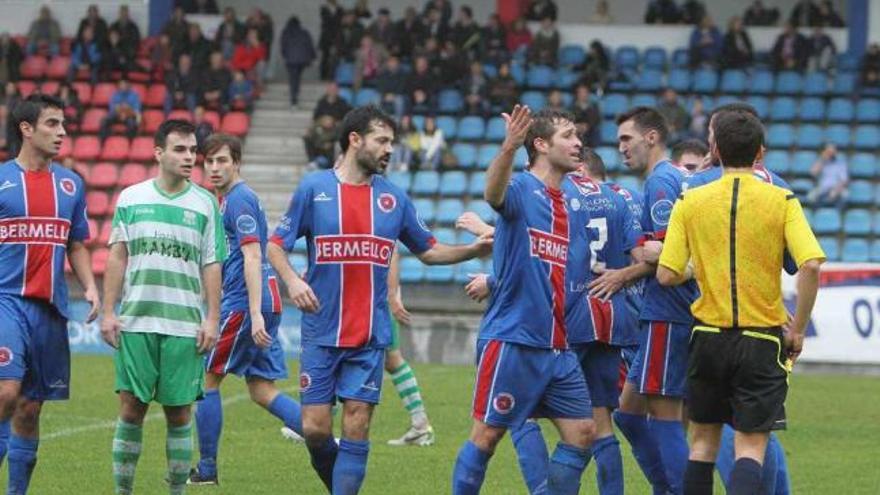 Un lance de un partido disputado por la Unión Deportiva Ourense en O Couto. // Iñaki Osorio