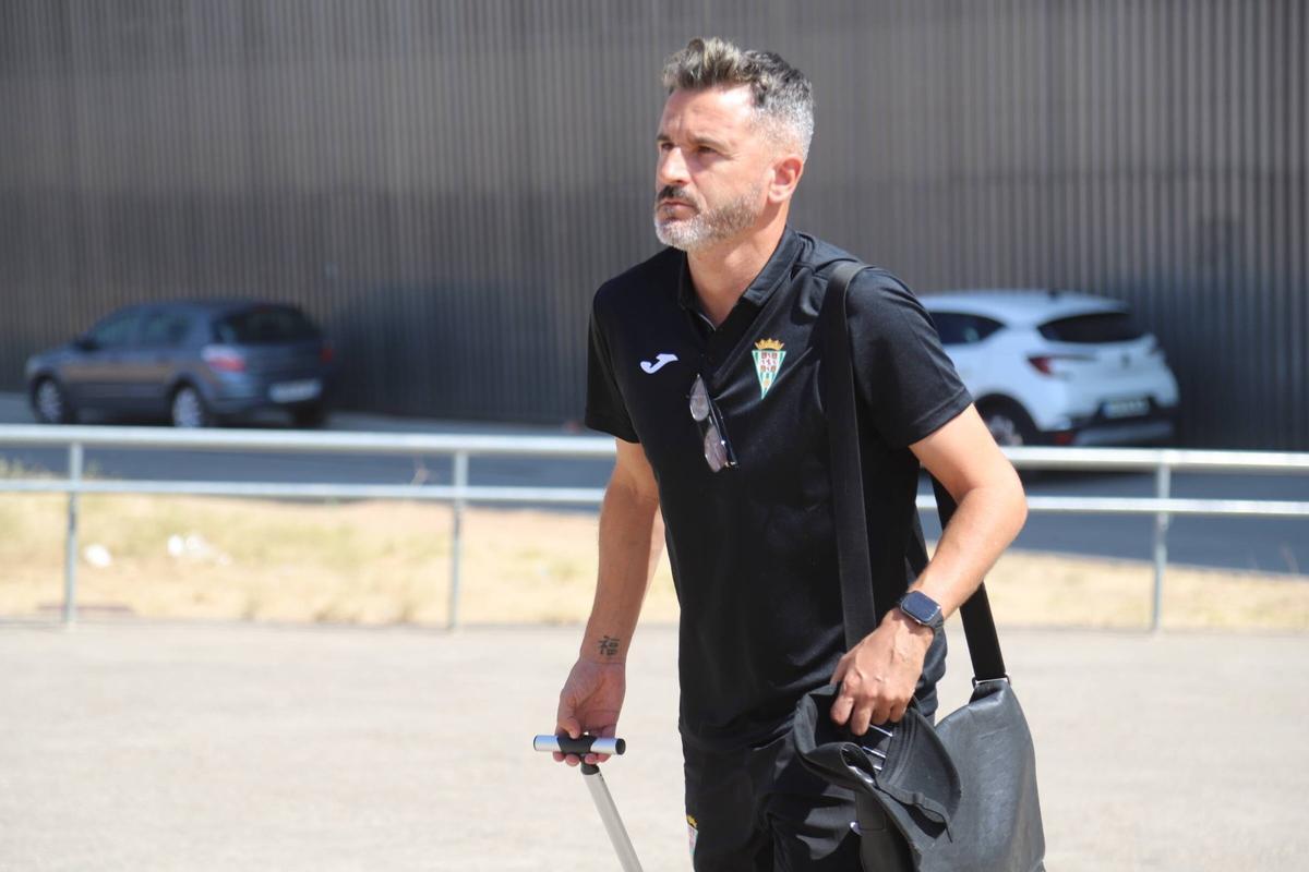 Iván Ania, técnico del Córdoba CF, antes de iniciar un viaje con el Córdoba CF.