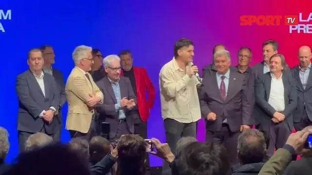 Laporta se viene arriba en La Pedrera al ritmo de “Defensem el Barça”