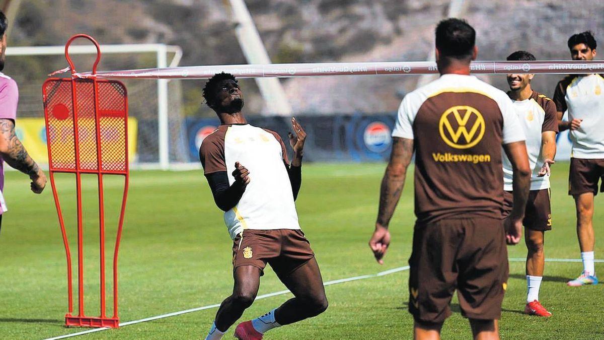 Sory Kaba controla el balón en un partido de futvóley, en uno de los entrenamientos de la semana en Barranco Seco.