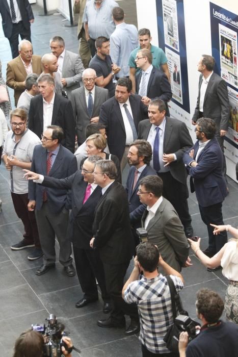 Javier Moll, presidente EPI, muestra al president de la Generalitat Ximo Puig la exposición de portadas históricas de Levante de Castelló que se pudieron ver en la gala del 25º aniversario.