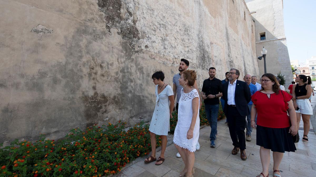 Martí, acompañado por Guillem Alsina, inspecciona las pinturas.