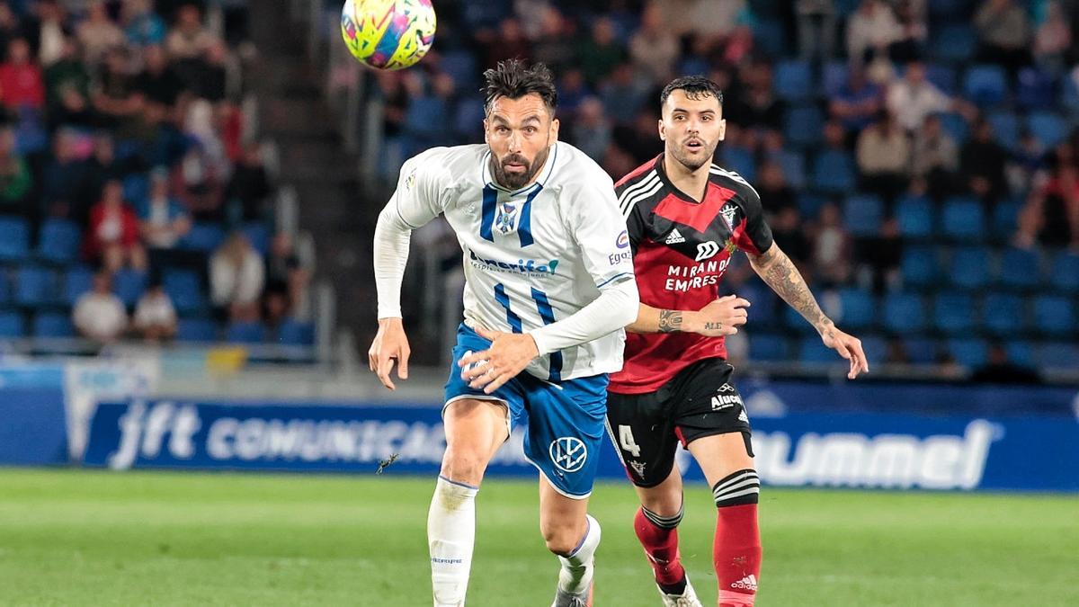 Enric Gallego disputa un balón durante el último encuentro del CD Tenerife.