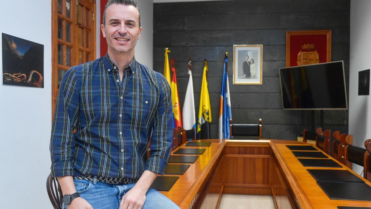 Víctor Hernández, en el salón del plenos del Ayuntamiento de La Aldea.