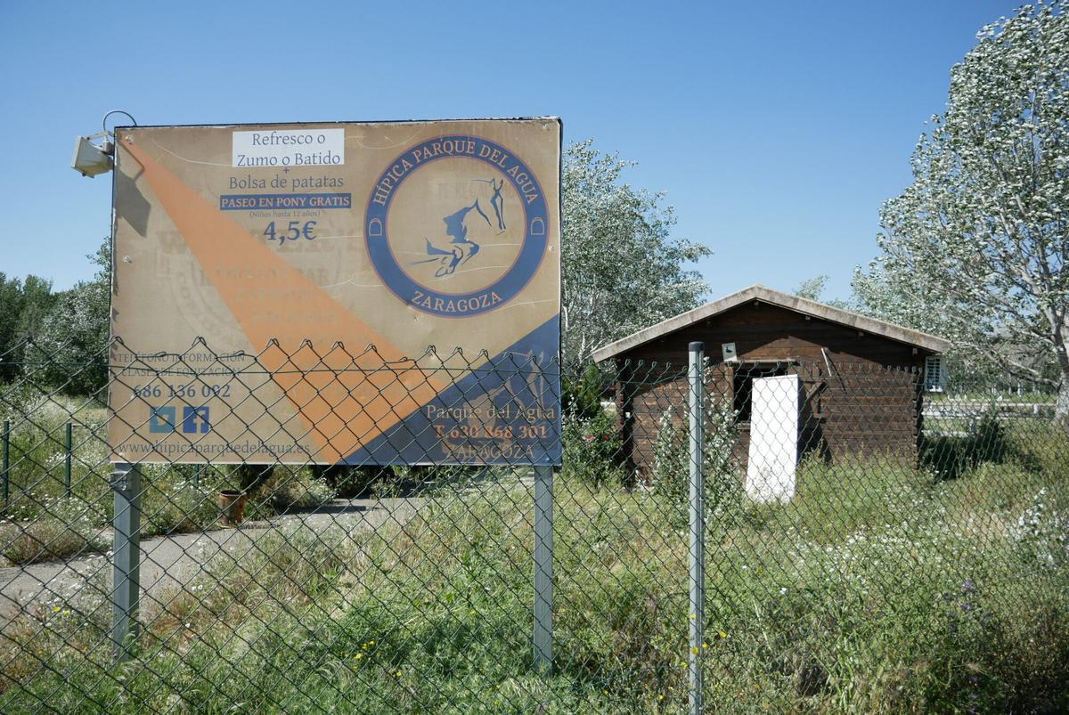 Acceso al antiguo centro de hípica del Parque del Agua de Zaragoza.