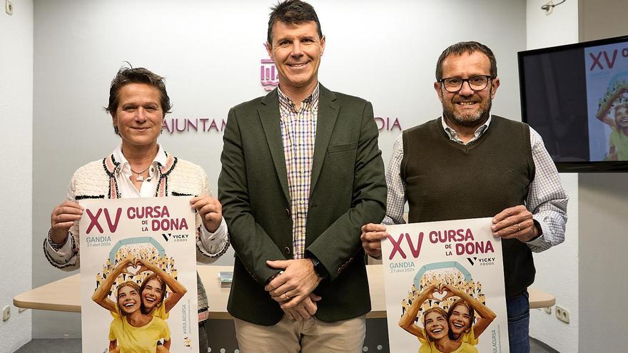 Mariola Juan, Jesús Naveiro y Vicent Boscà con el cartel anunciador de la prueba