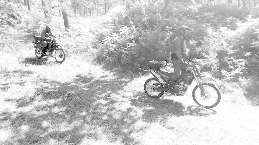Agentes del Seprona en motocicletas, ayer en los montes baioneses.