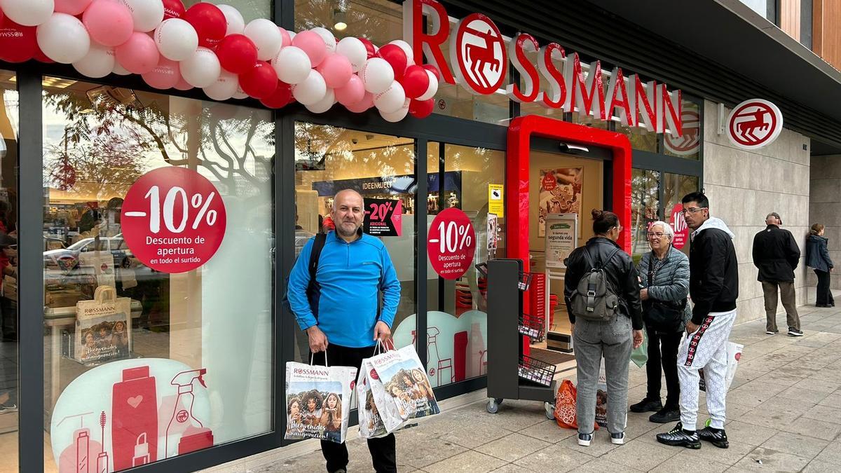 Clientes en una tienda de Rossmann en Mallorca