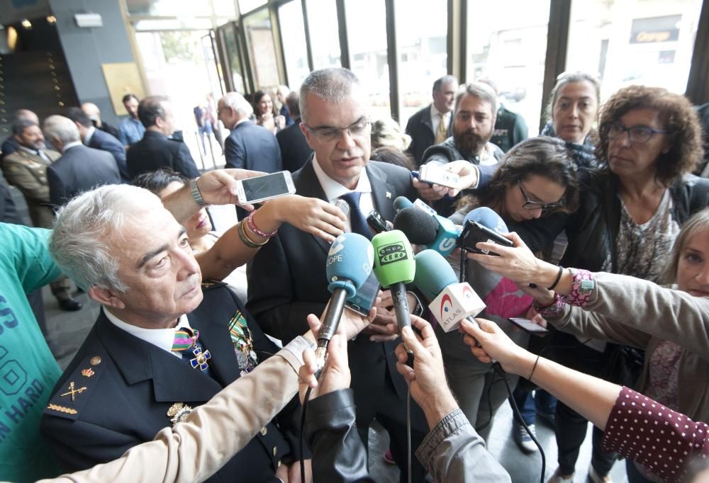 En un acto celebrado en el teatro Colón, se han impuesto las Medallas al Mérito Policial a los integrantes de la Policía Nacional que a lo largo del año han destacado por su entrega al servicio.