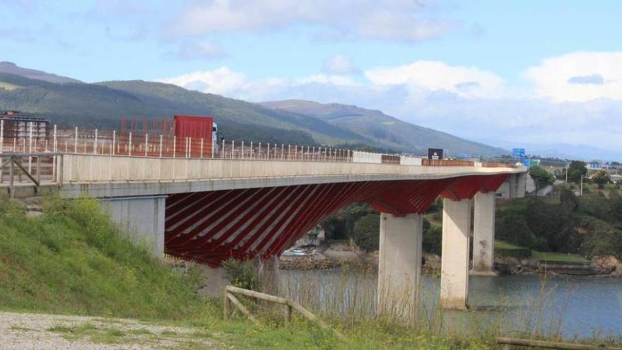 Tráfico, ayer, sobre el puente de los Santos en una imagen tomada desde Castropol, con Ribadeo al fondo.