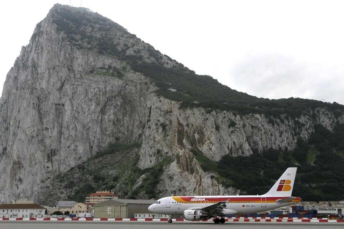 GIB01. GIBRALTAR, 23/09/08.- Imagen de archivo (16-12-06), de un avión Airbus-319 de la compañía Iberia que fue la primera aeronave que llegó a Gibraltar procedente de Madrid-Barajas, casi setenta años despues de que Gran Bretaña, en plena Guerra Civil española, decidiera construir un aeródromo militar. La aerolínea Iberia ha informado hoy que suspenderá los vuelos entre Gibraltar y Madrid el próximo domingo, por motivos "operativos", después de que se pusiera en marcha la ruta en diciembre de 2006 en virtud de los Acuerdos de Córdoba, suscritos entre los gobiernos de España, Reino Unido y el Peñón. EFE/Archivo/A. CARRASCO RAGEL. Aviones comerciales. avión Airbus-319