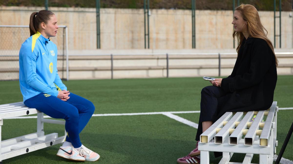 Ewa Pajor con Maria Tikas durante la entrevista con SPORT