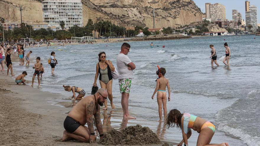 Turistas llenan las playas a causa de las altas temperaturas