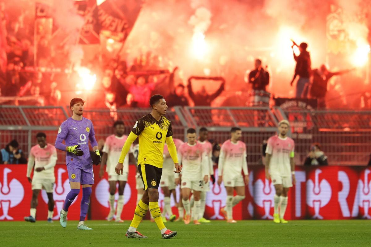 Jobe Bellingham, ante la celebración del Leverkusen en el Signal Iduna Park
