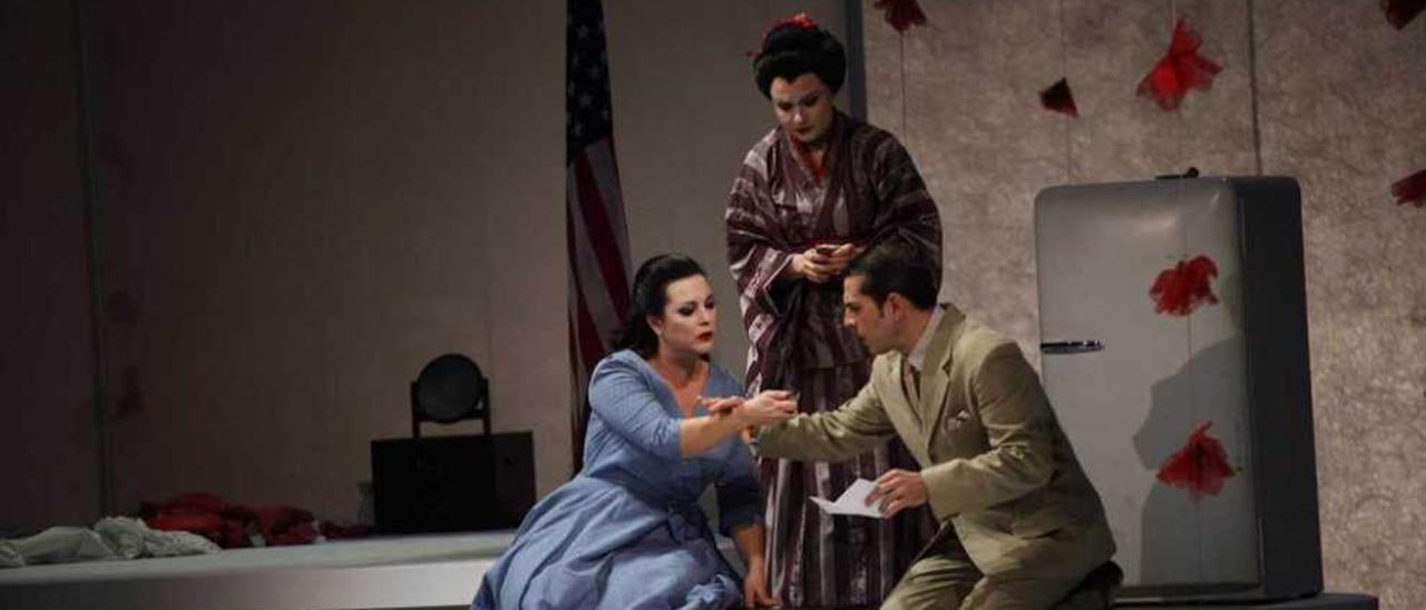 Carmen Solís, Madama Butterfly, a la izquierda, con el barítono Manuel Lanza en el papel de Sharpless, durante la representación en el Jovellanos.