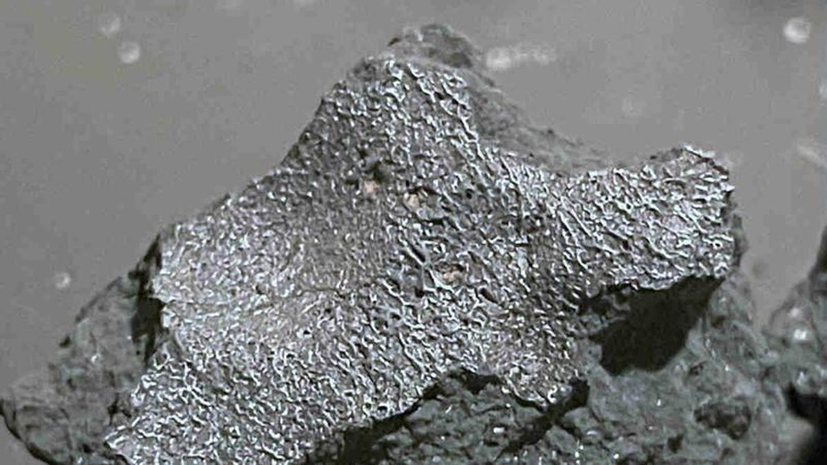 - Fotografía cedida por SETI Institute donde se muestra un fragmento del meteorito de Hillsborough, que impactó contra una vivienda en Nueva Jersey el 16 de julio de 2024, y que se fracturó al impactar
