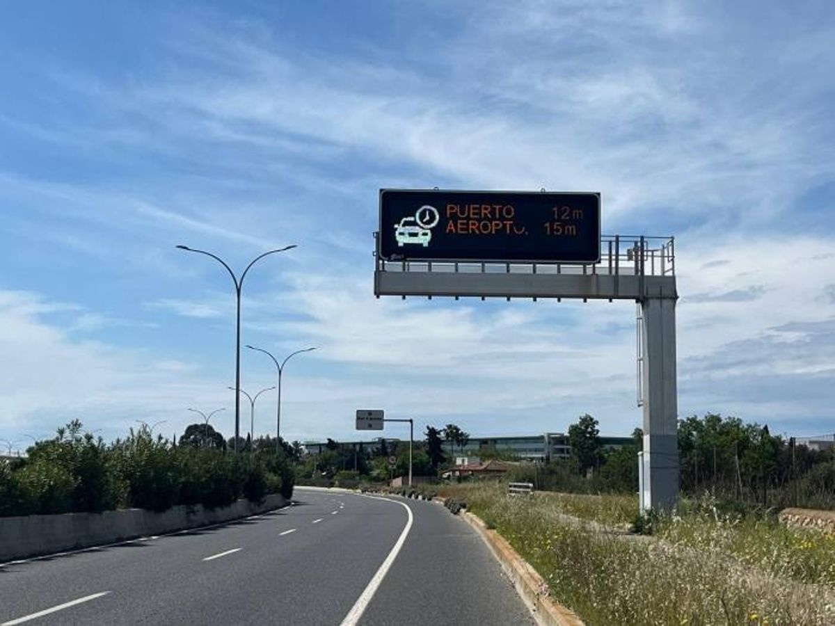 Un panel luminoso con "Aeropuerto" y "Puerto", en lugar del nombre en catalán 'Aeroport' y 'Port'.