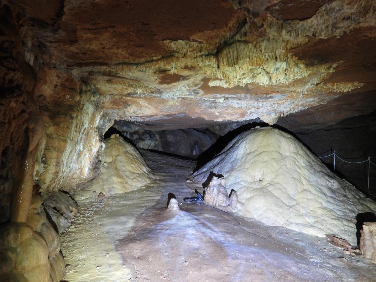 Una imatge de l'interior de les Coves de Mura