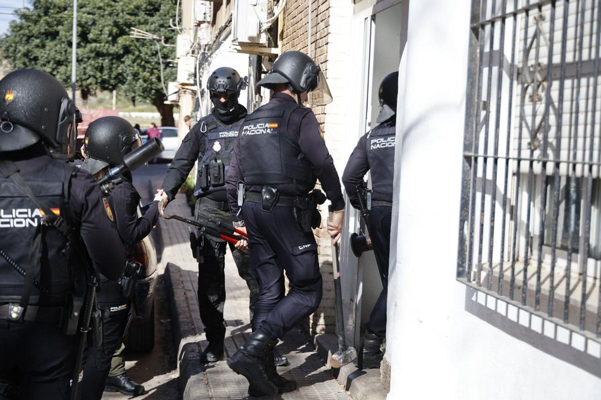 Agentes de la Policía Nacional, en el momento de acceder a una de las viviendas durante una macrorredada en Lo Campano