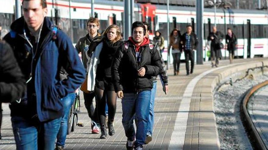 Viatgers a l&#039;estació de la Renfe de Manresa, on fa anys que hi ha pendent millorar l&#039;accessibilitat