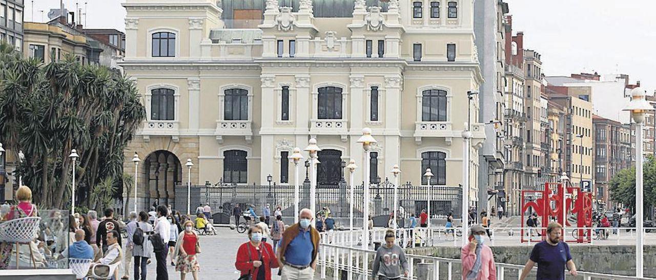 Vista exterior del antiguo Banco Urquijo, ayer.