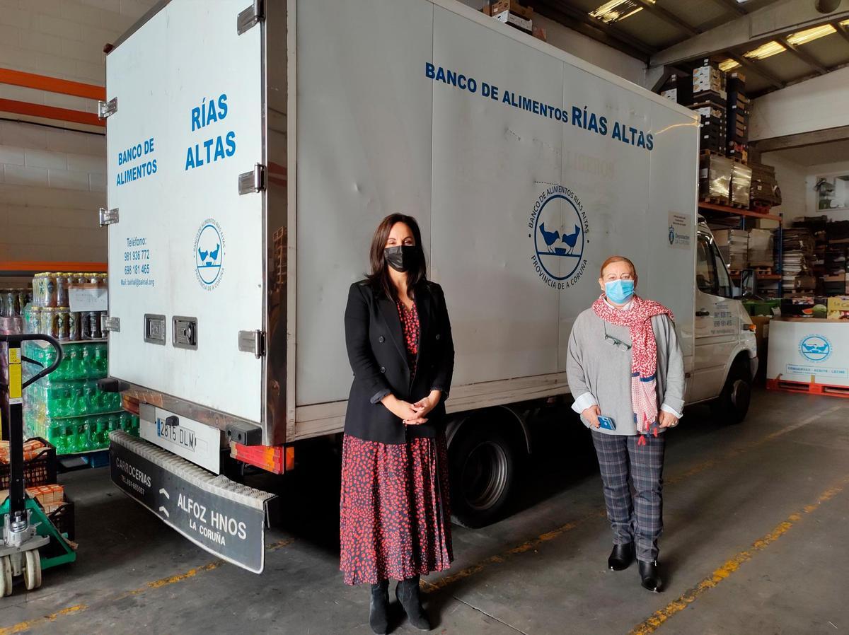 La directora comercial de CaixaBank en Galicia, Marta Albela (izquierda), y Conchi Rey, presidenta de Banrial, en la nave de Meicende