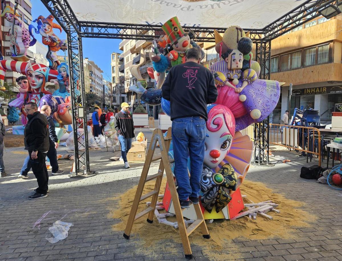 Últimos retoques en la falla infantil del Passeig.