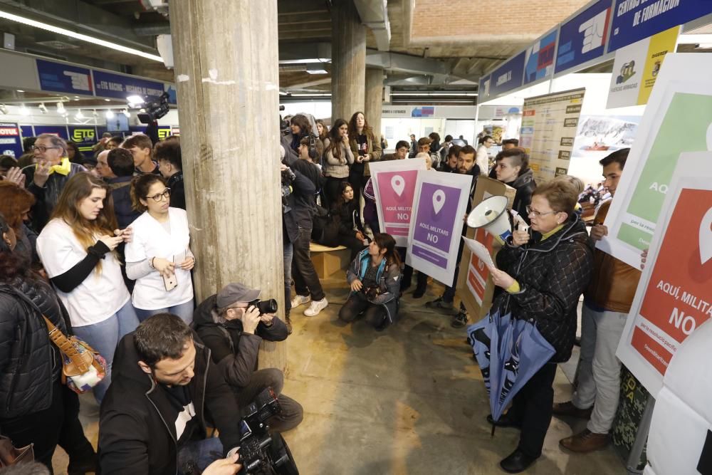 Protesta contra les Forces Armades a l''Expojove