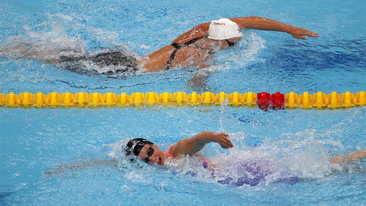 Belmonte (abajo) se cruza con Ledecky.