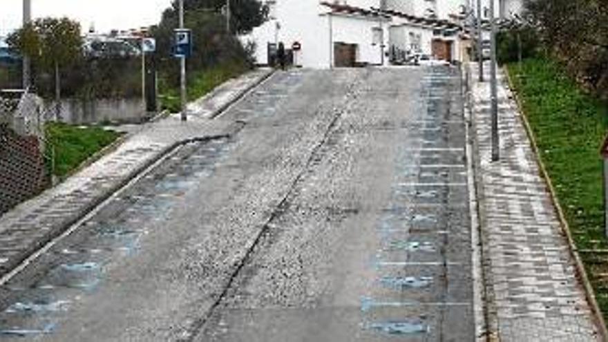 El carrer Tarragona totalment buit, en el segon dia d&#039;aplicació de la zona blava.