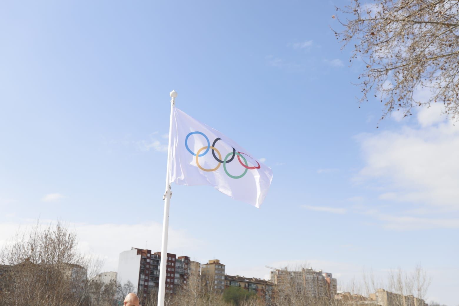 En imágenes | La bandera olímpica ya preside desde las alturas en las instalaciones del CN Helios
