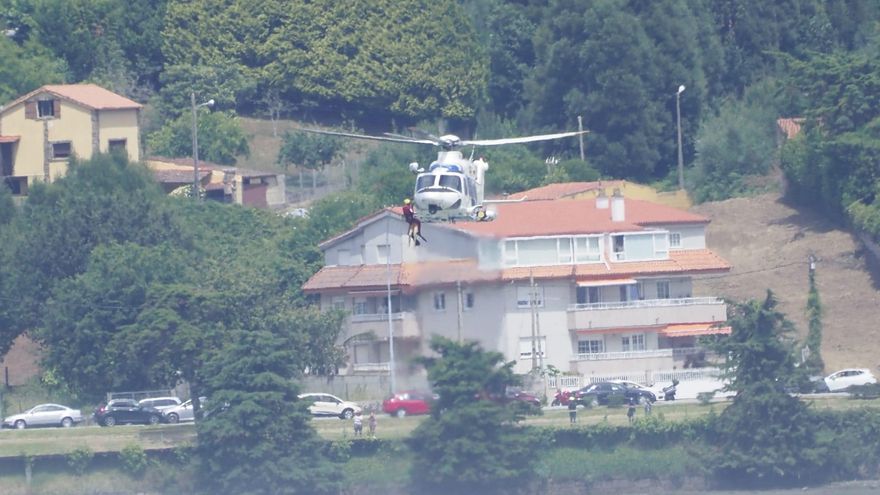 El helicóptero «Pesca 1» de Gardacostas rescata al bañista en la Foz do Miñor