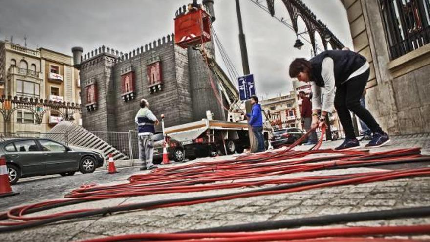 Operarios trabajando ayer en la colocación de cableado para las retransmisiones televisivas.