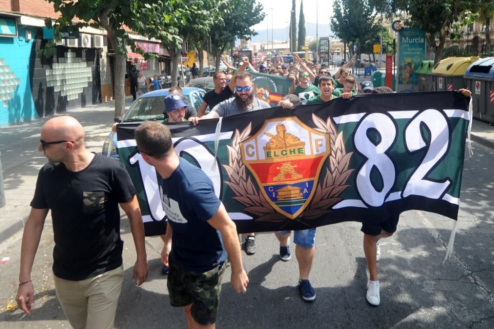 Los aficionados del Elche, escoltados antes del pa