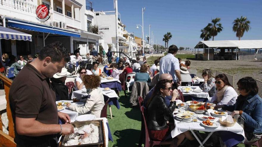 La mejoría en el sector turístico no se ha notado todavía en el ámbito laboral, algo que la Junta quiere que cambie.