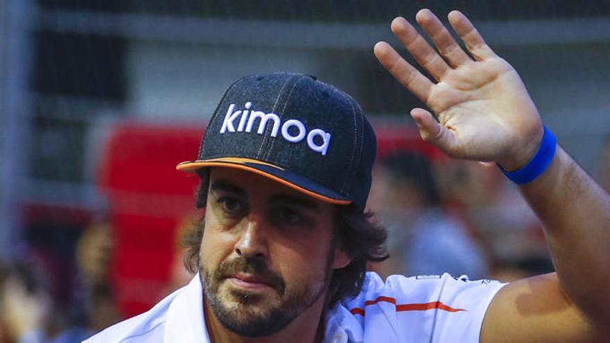 Alonso manda un nuevo recado a Haas y esquiva otro accidente