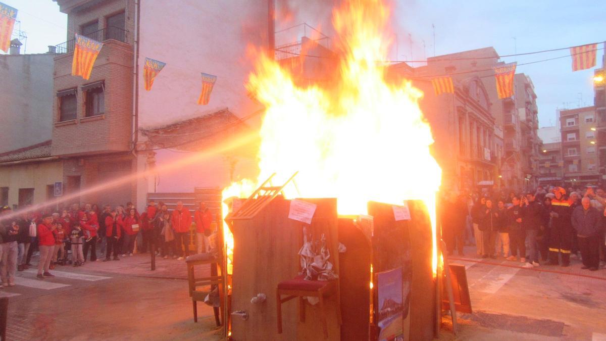 La falla de la Estoreta Velleta en llamas.