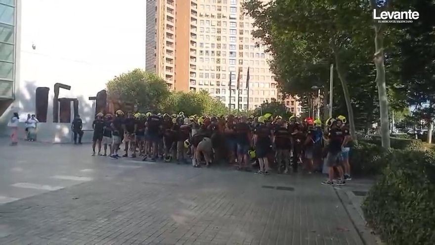 Los bomberos se concentran a las puertas de la Ciudad de la Justicia al grito de "Mompó dimisió"