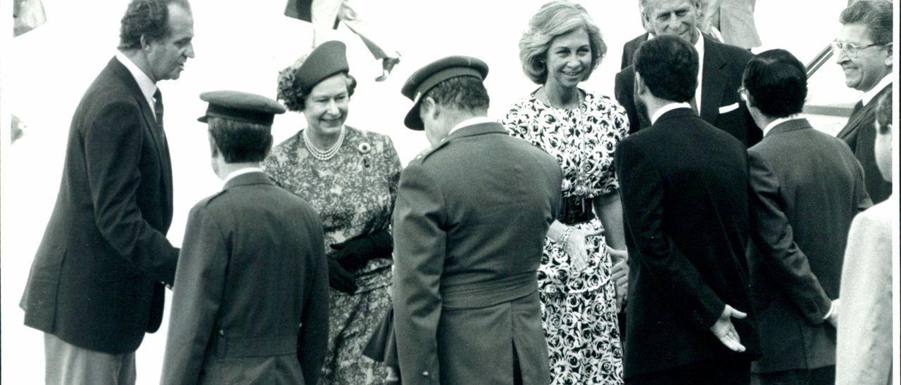 Isabel II y Felipe de Edimburgo, junto a los Reyes de España, despidiéndose de las autoridades isleñas el 24 de octubre de 1988.